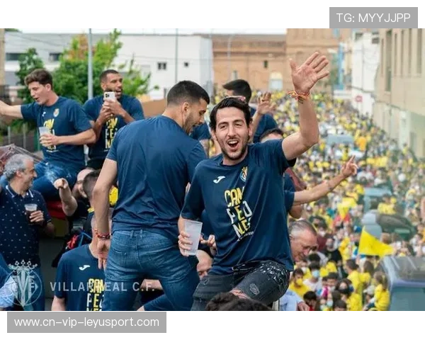 冠军球队巡游庆祝，球迷街头欢腾画面感人，球队夺冠怎么发朋友圈